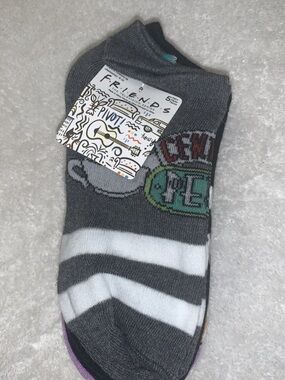 FRIENDS Gray Low-Cut Casual Socks with Coffeehouse Patch